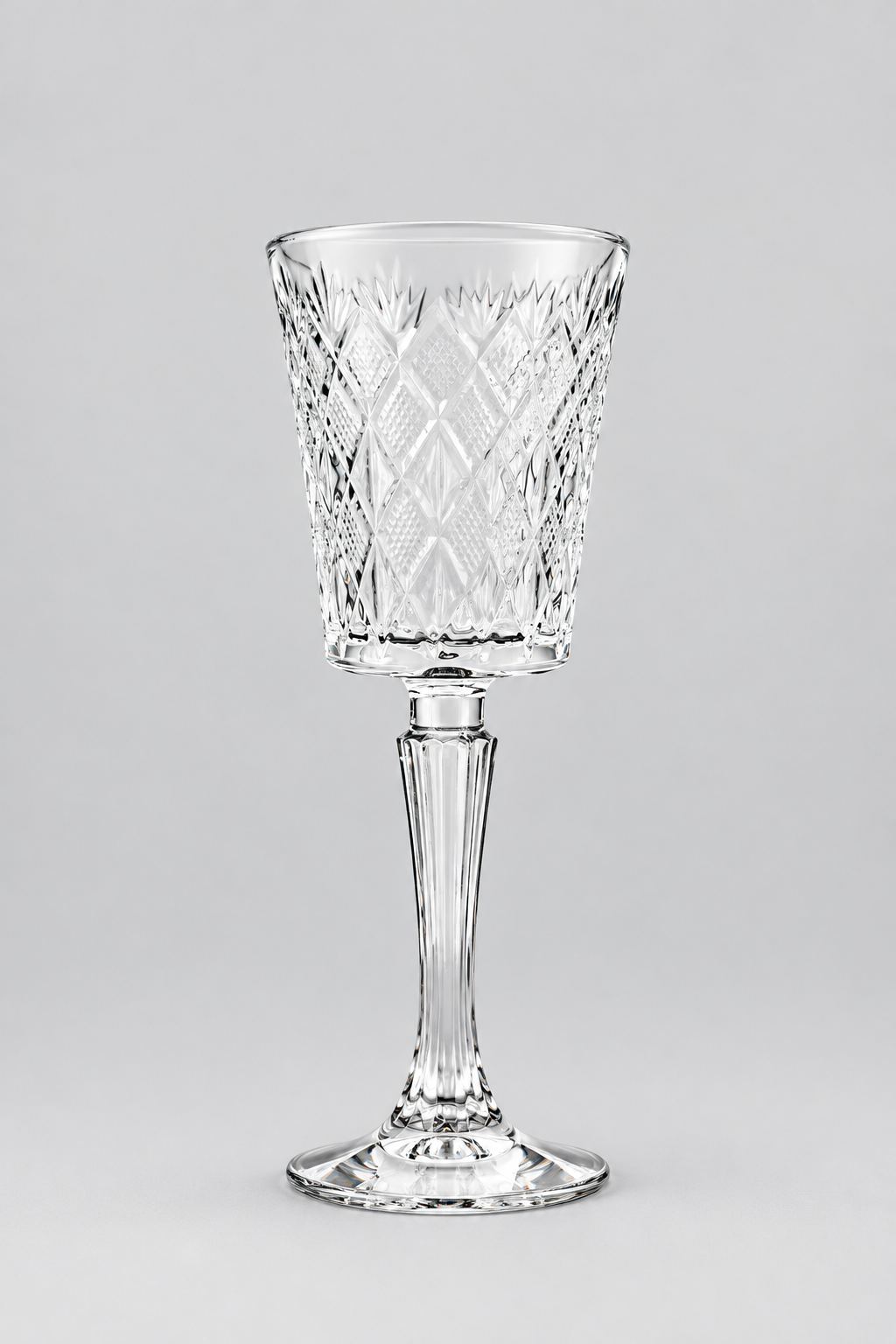 Ensemble de six verres à pied transparents en verre sculpté et ciselé à motifs géométriques.