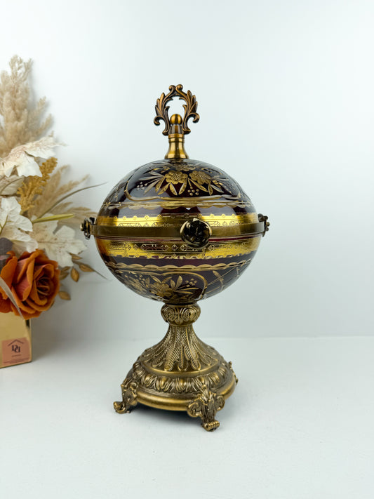 Bonbonnière décorative aux lignes élégantes, ornée d'un motif floral raffiné.