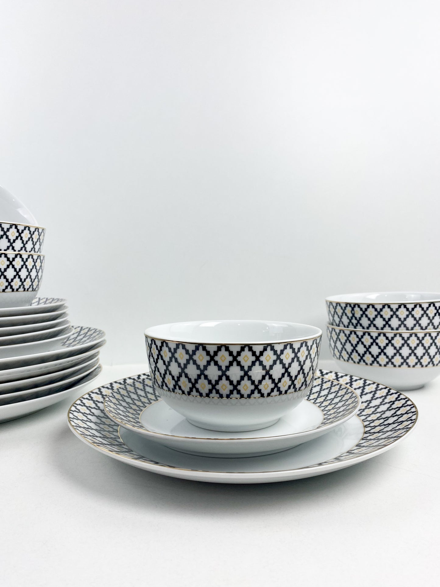 Service de table en porcelaine 18 pièces de haute qualité à bord doré, motif à carreaux géométriques noir