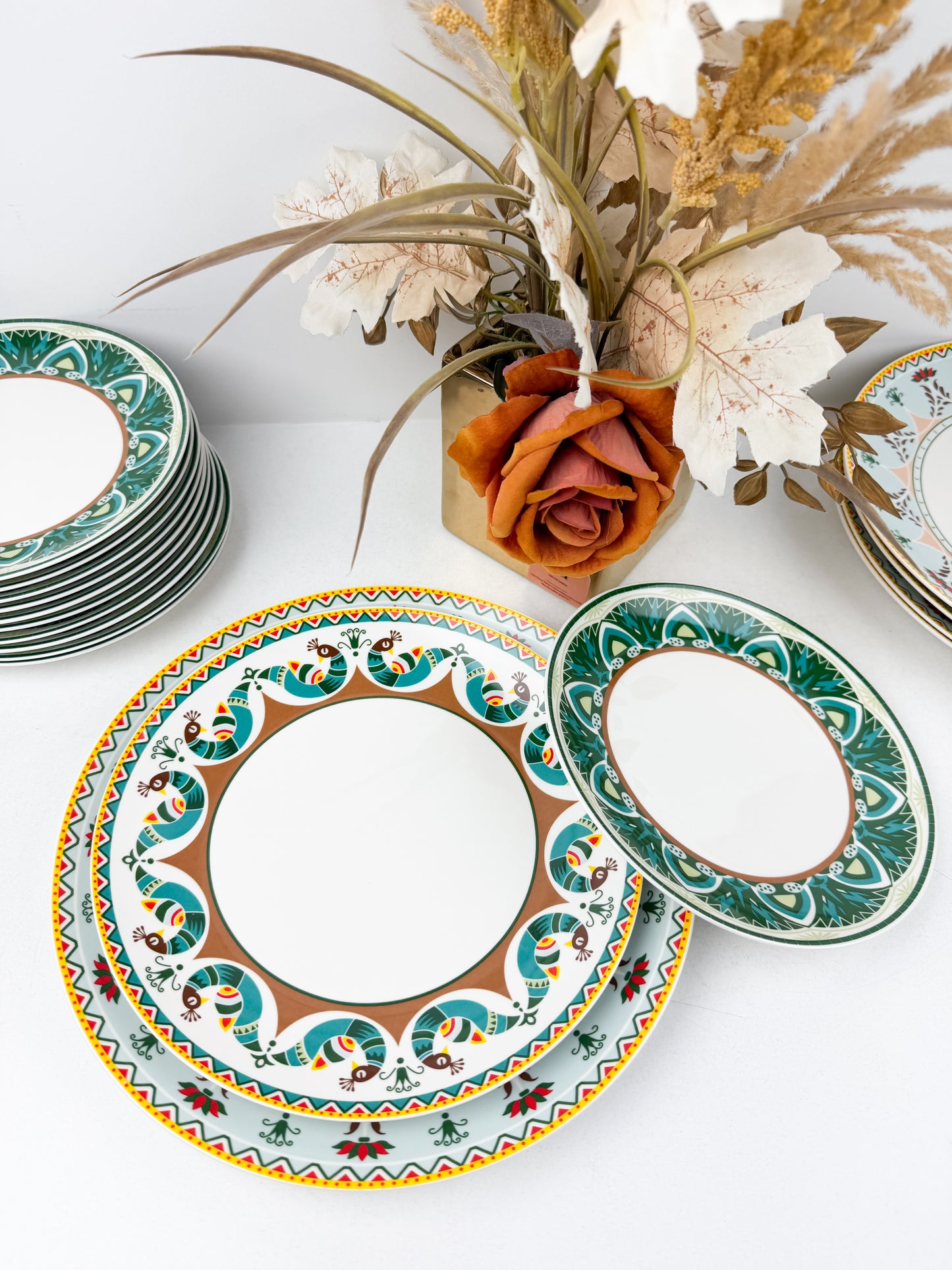 Service de table composé de 36 assiettes en porcelaine de luxe