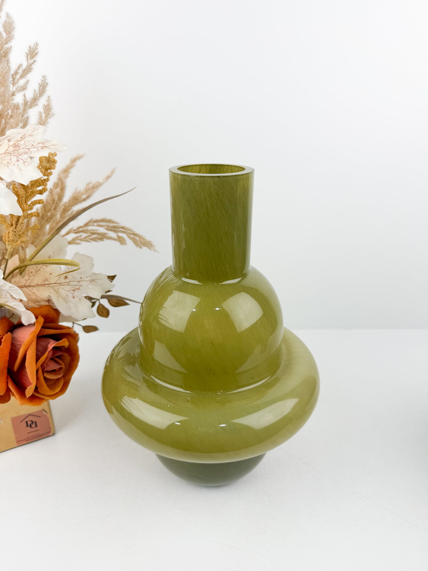 Duo de grands vases géométriques verts  en céramique de décoration moderne et épurée