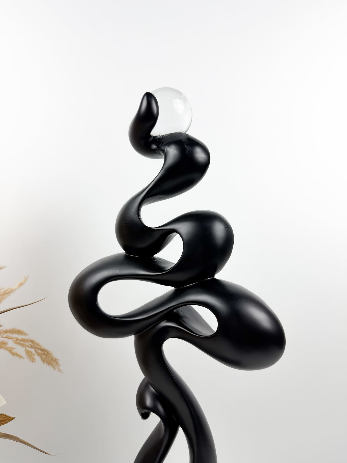 Sculpture décorative en résine  noir mat abstraite.
