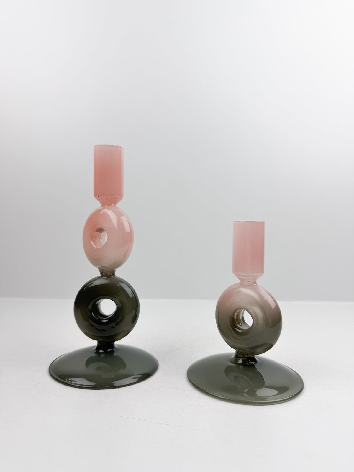 Bougeoirs tendance avec dégradé de couleurs rose et vert.