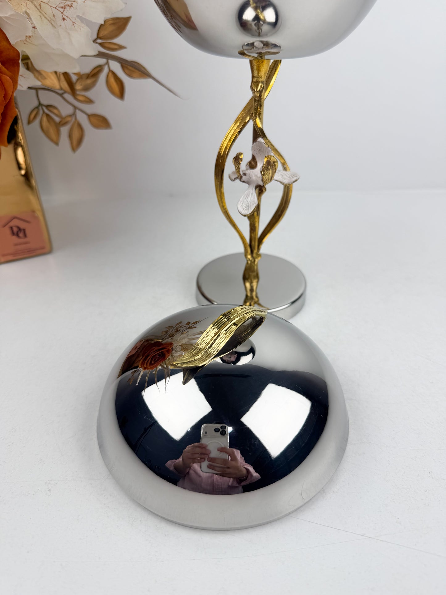 Ensemble de brûleur d'encens élégant en métal argenté de détails floraux.