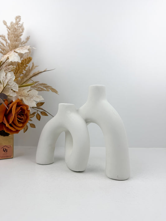 Vase blanc aux formes sculpturales et épurées
