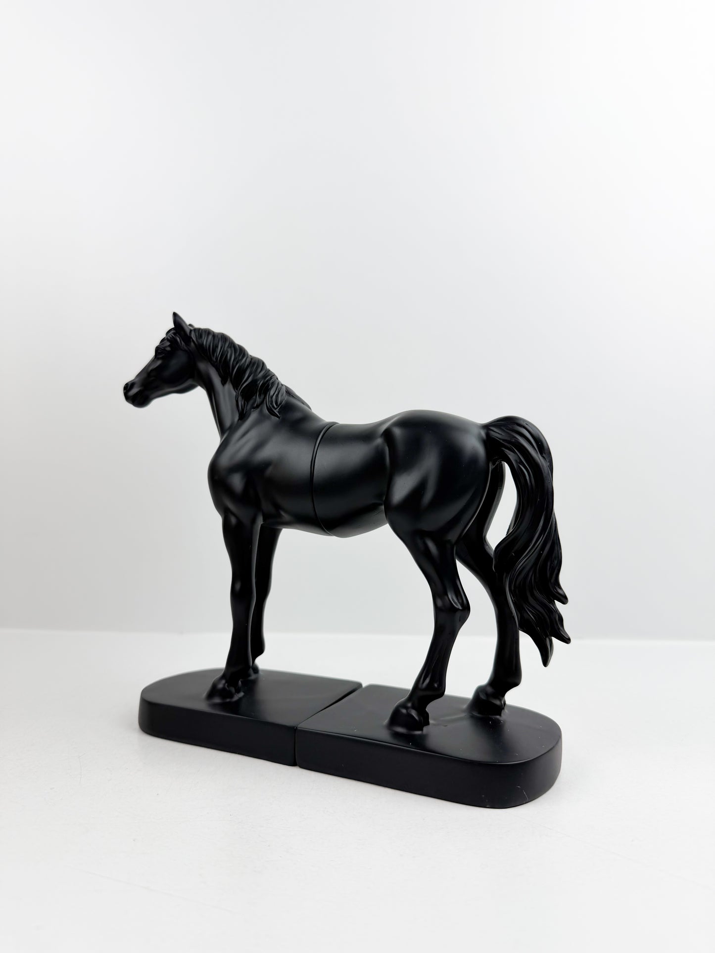 Serre livres Cheval décoratif en résine élégant et intemporel.