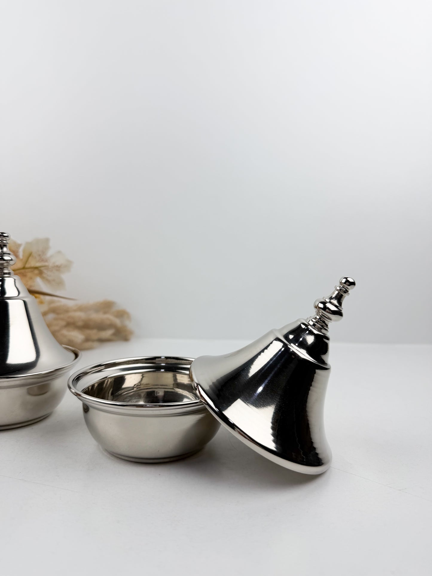 Petit tajine en argenté de tradition marocaine