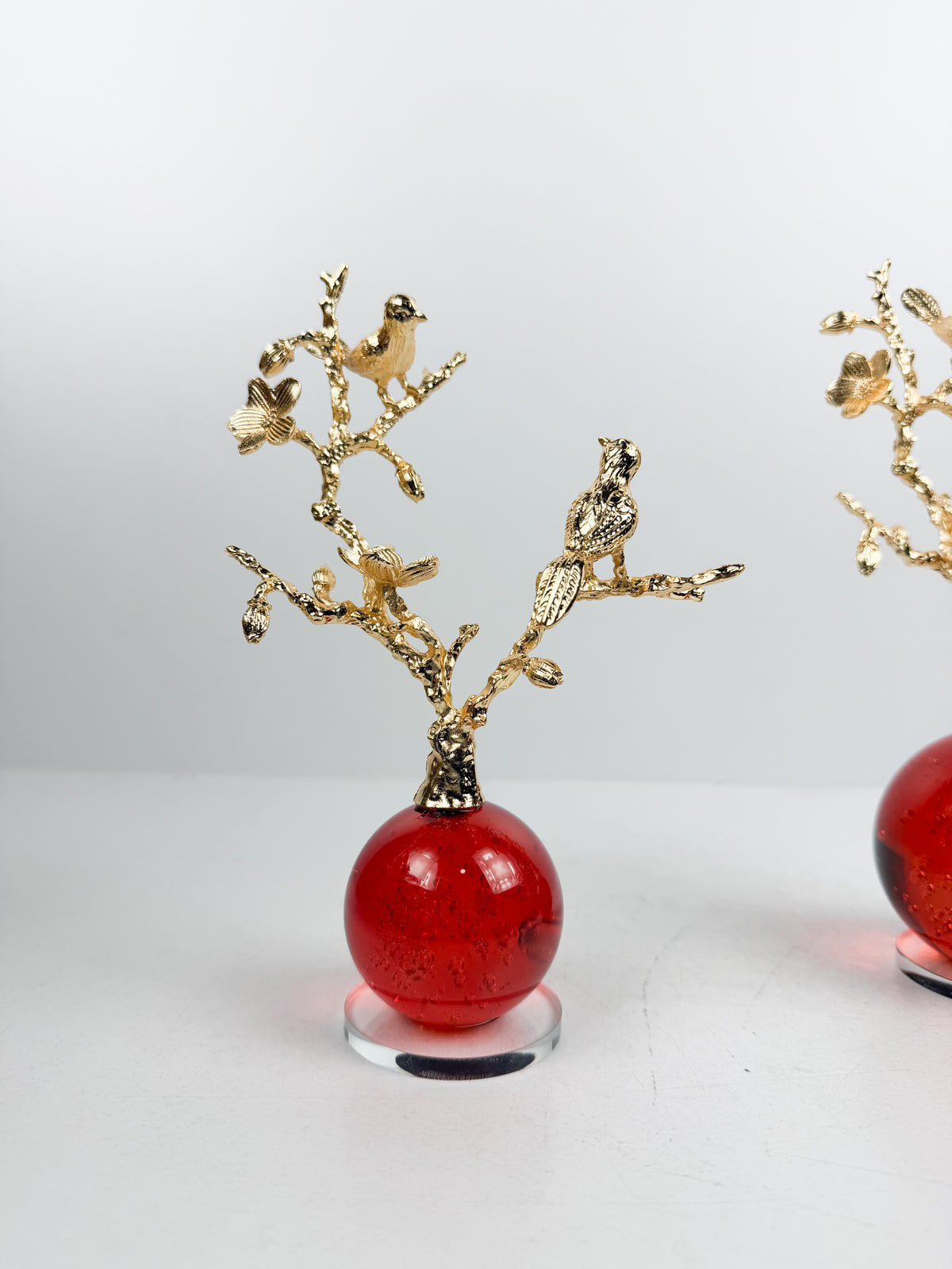 Sculpture décorative d'un arbre aux oiseaux en métal doré.