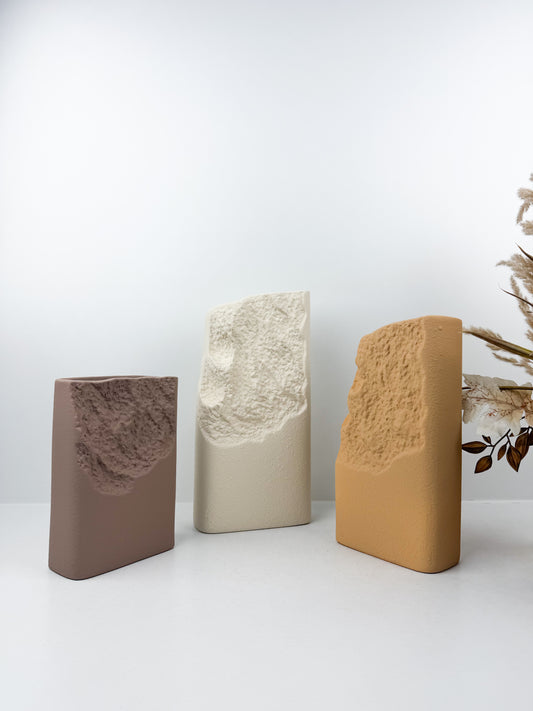 Trio de vases en céramique aux formes sculpturales et variées