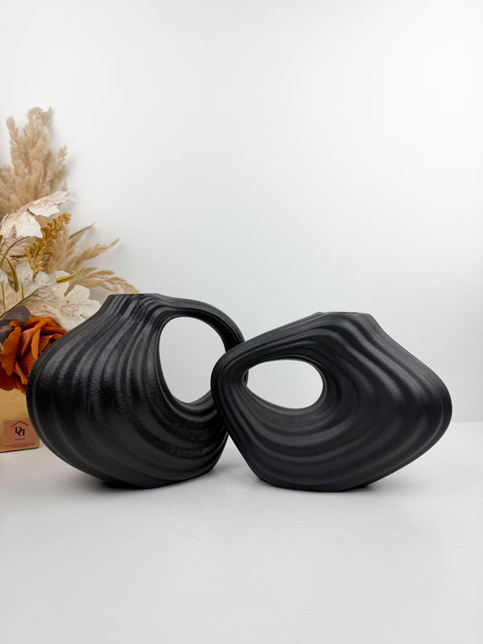 Duo de vases en céramique noir carbone aux formes géométriques épurées