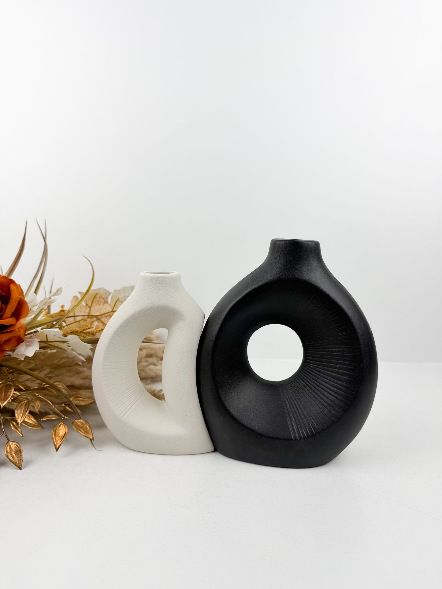 Duo de vases aux formes épurées et élégantes en céramique