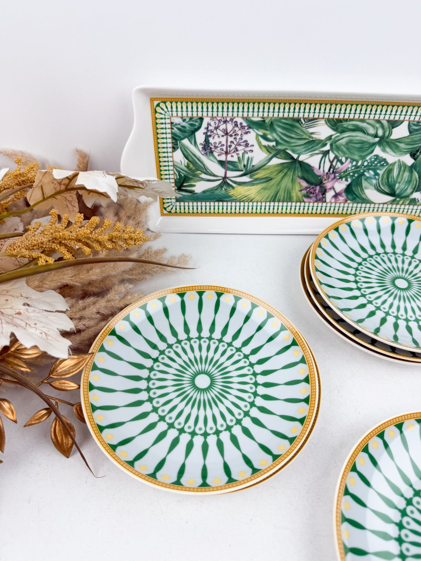 Grande assiette de service accompagnée de six assiettes assorties de motifs jungle