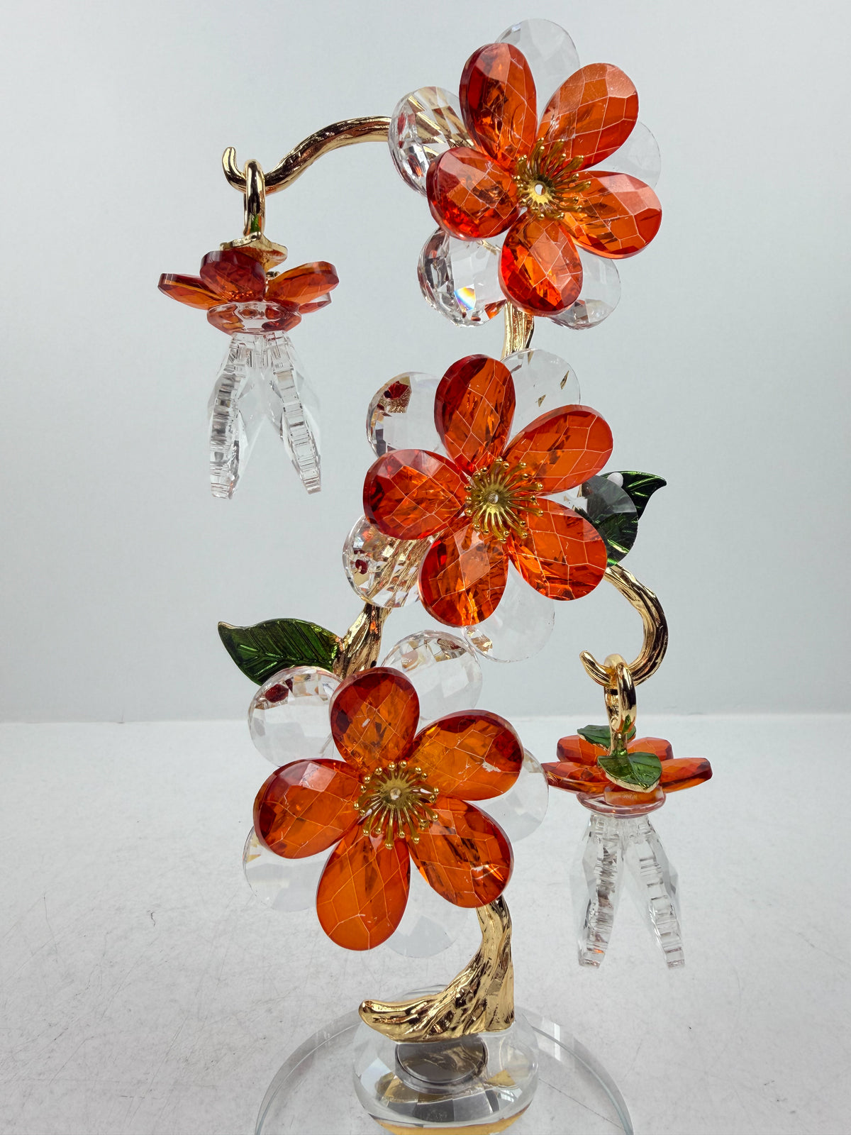 Fleur décorative en cristal en finition dorée et orange élégante.