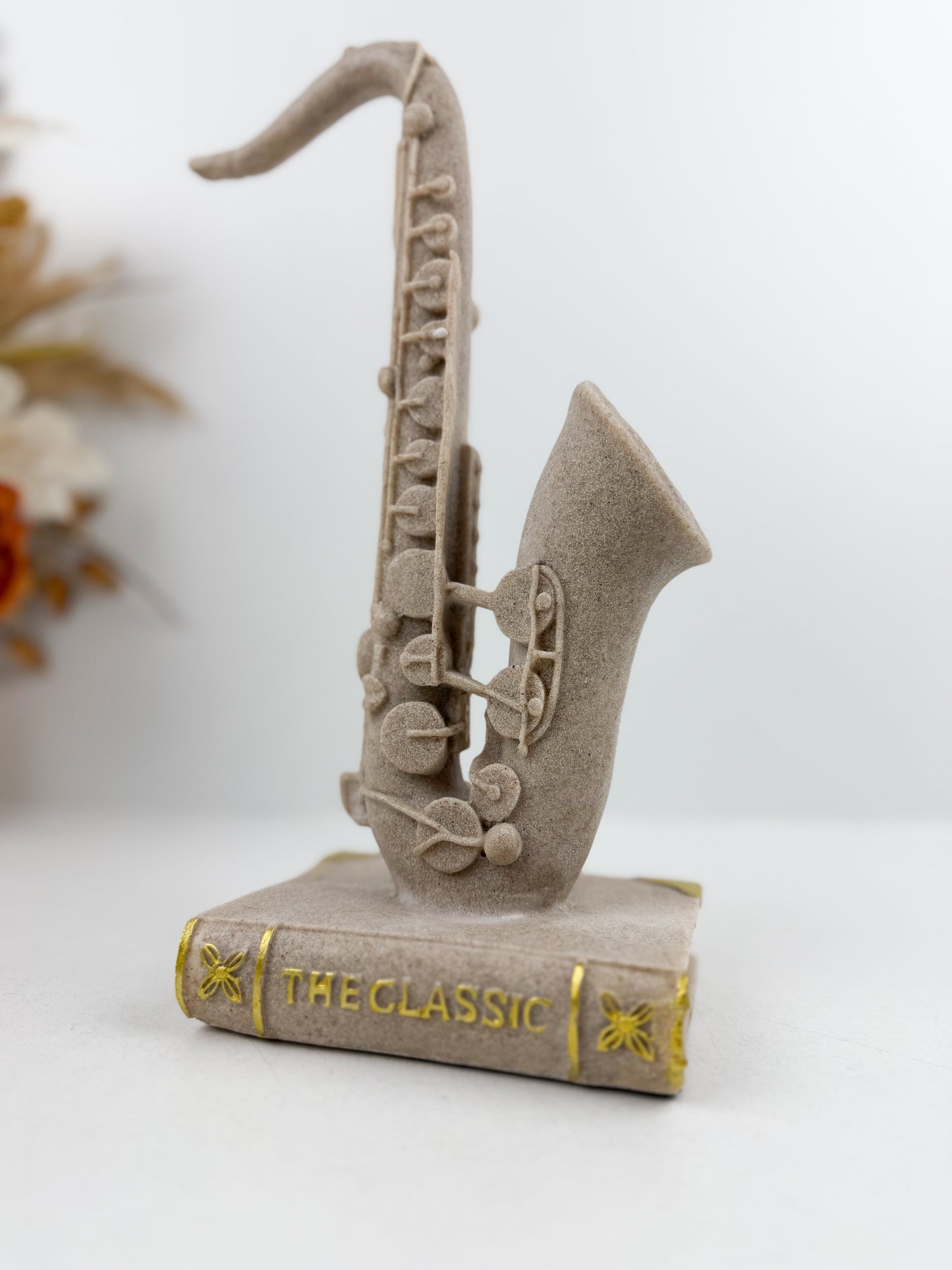 Figurine décorative représentant un saxophone élégant