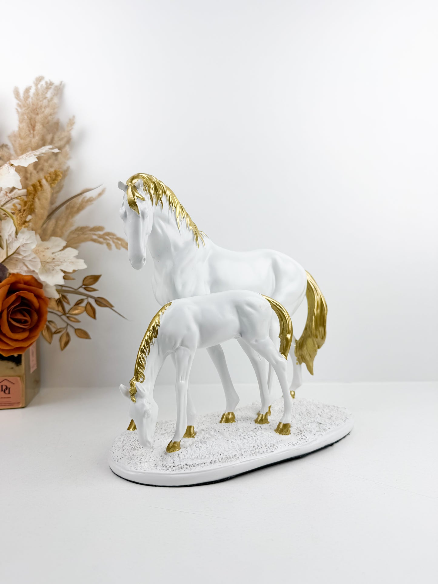 Statuette de décoration représentant une jument et son poulain blanche