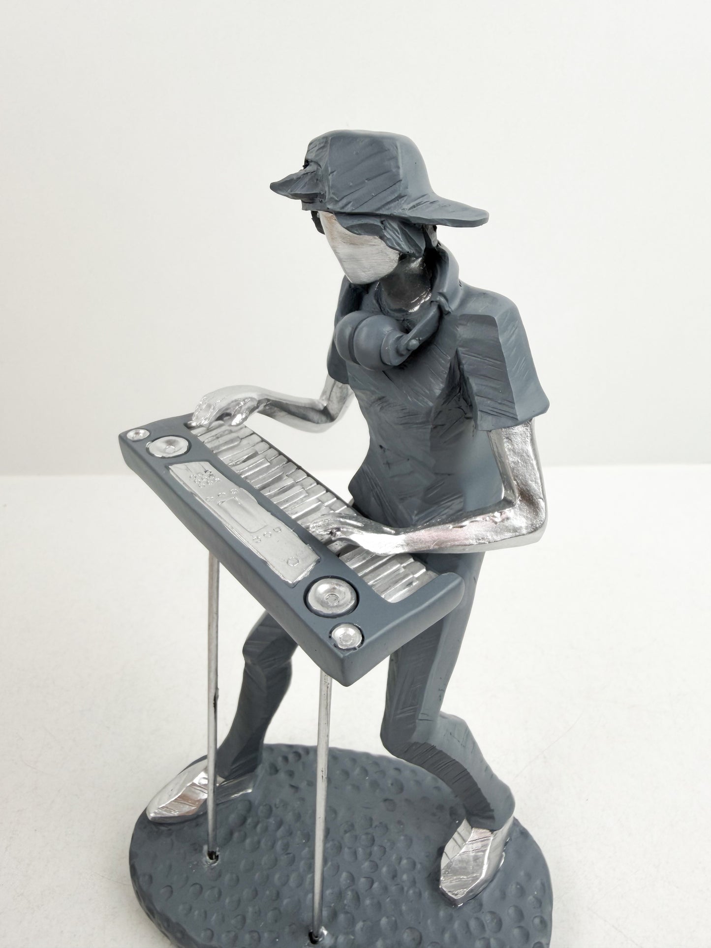 Figurine décorative représentant un musicien de piano élégant.