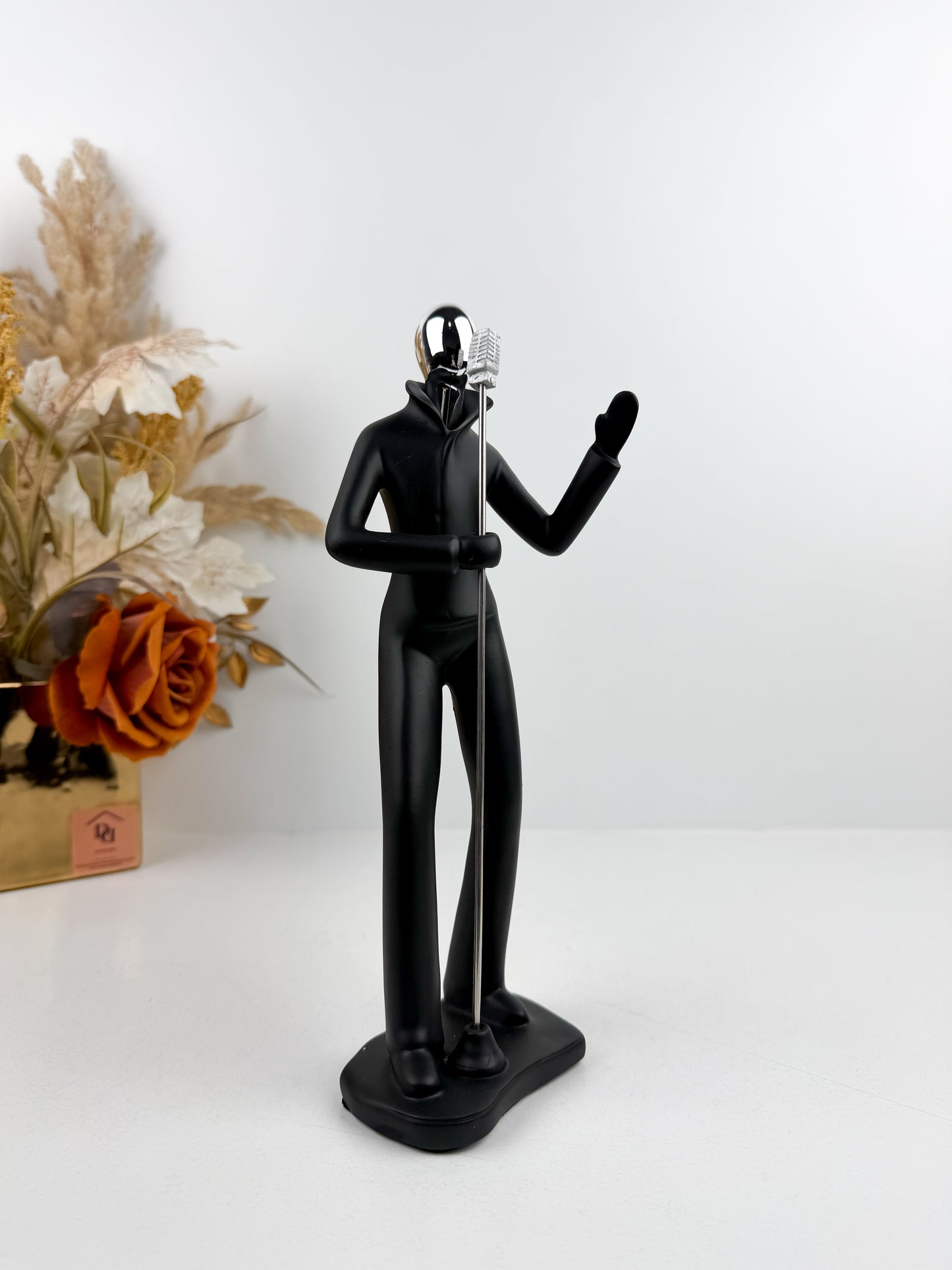 Statuette décorative moderne représentant un chanteur