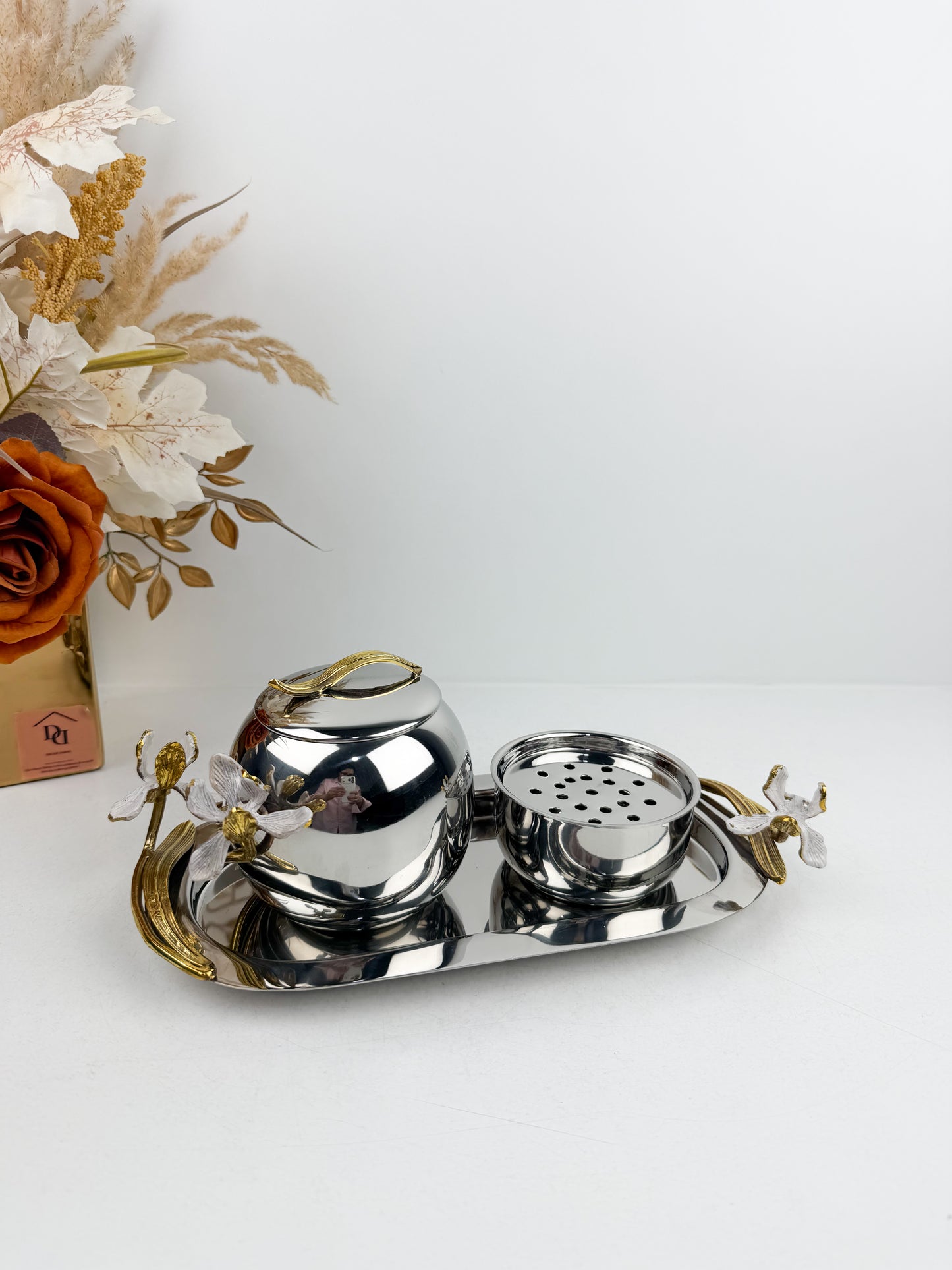 Ensemble de brûleur d'encens élégant en métal argenté de détails floraux.