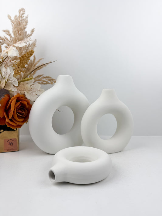 Ensemble de trois vases blancs en céramique élégants, parfaits pour sublimer vos fleurs séchées