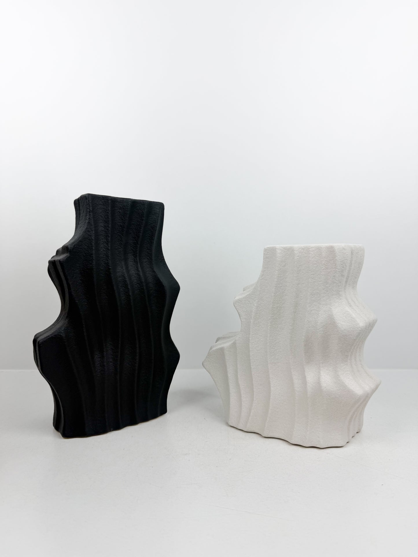 Duo de vases sculptural en céramique alliant élégance et luxe