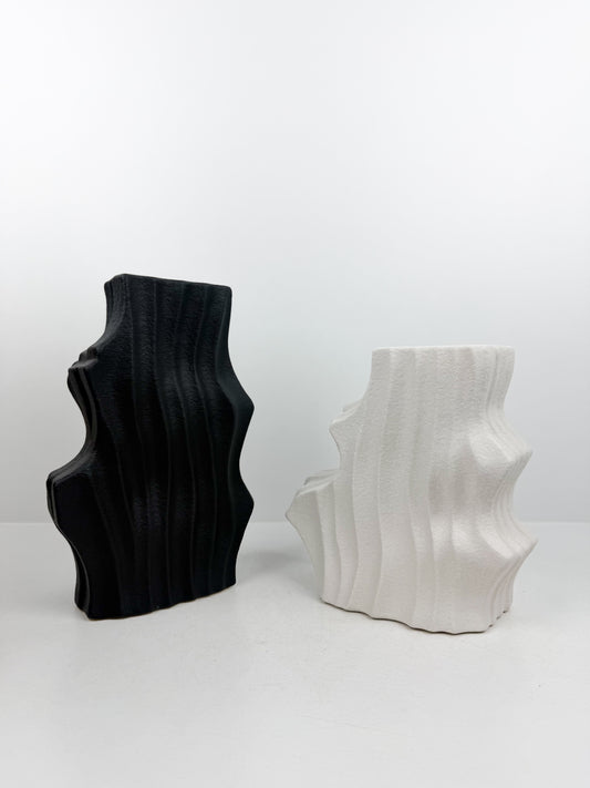 Duo de vases sculptural en céramique alliant élégance et luxe