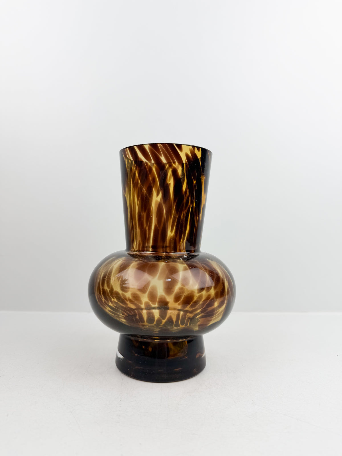 Vase sculptural marron très chic.