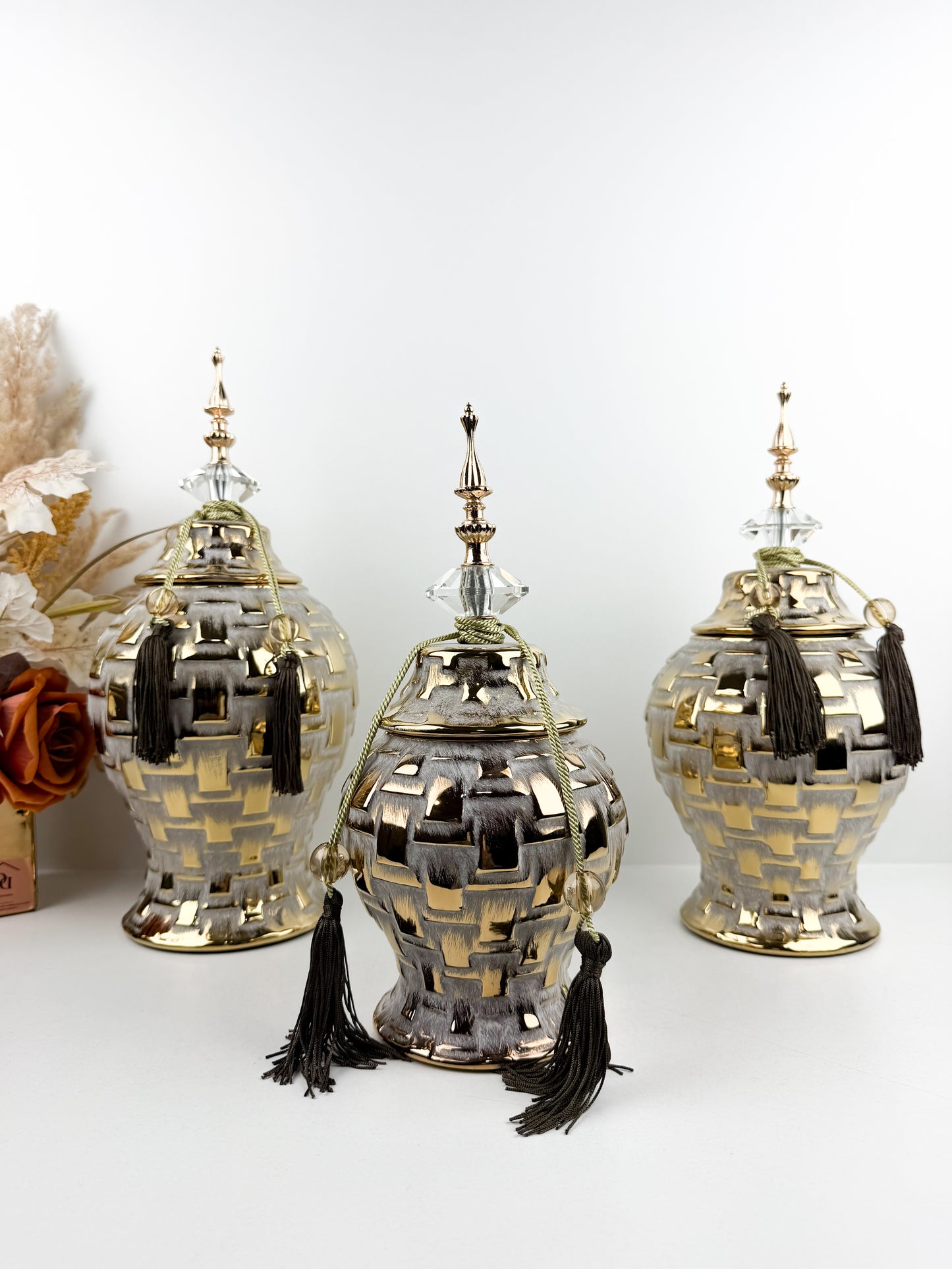 Trio de vases aux lignes épurées et design carré incarnant l'élégance traditionnelle