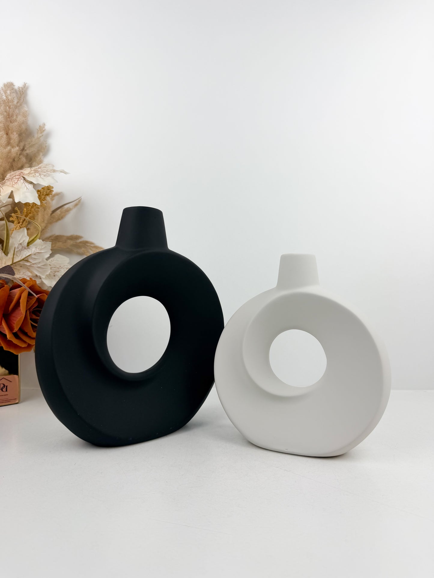 Duo de vases en forme de donut au design épuré en céramique