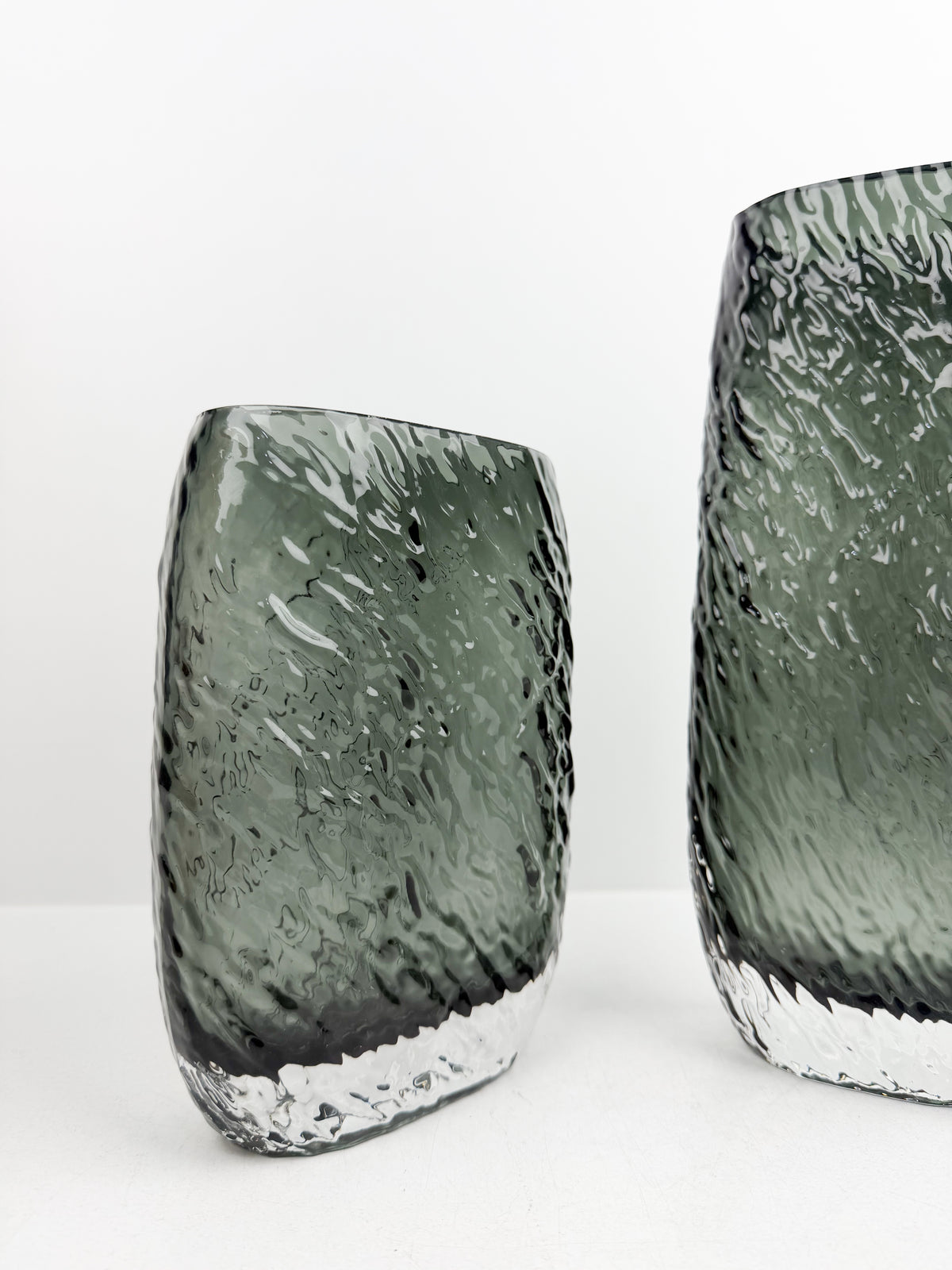Duo de vases décoratifs en gris élégants.