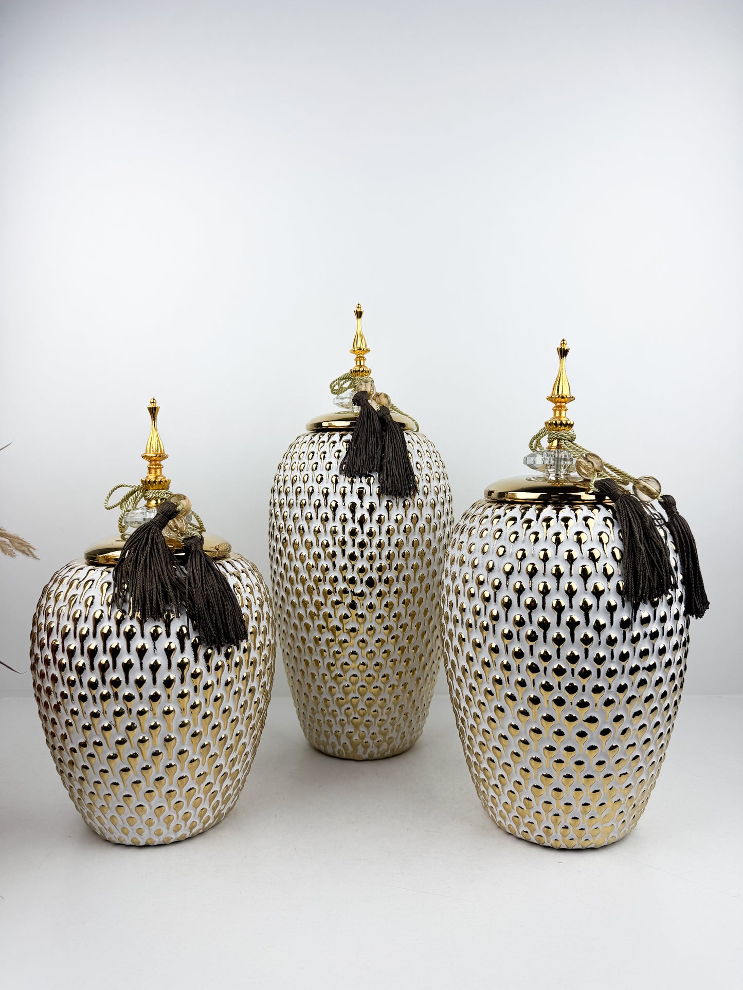 Trio de vases décoratives en céramique au design épuré traditionnel