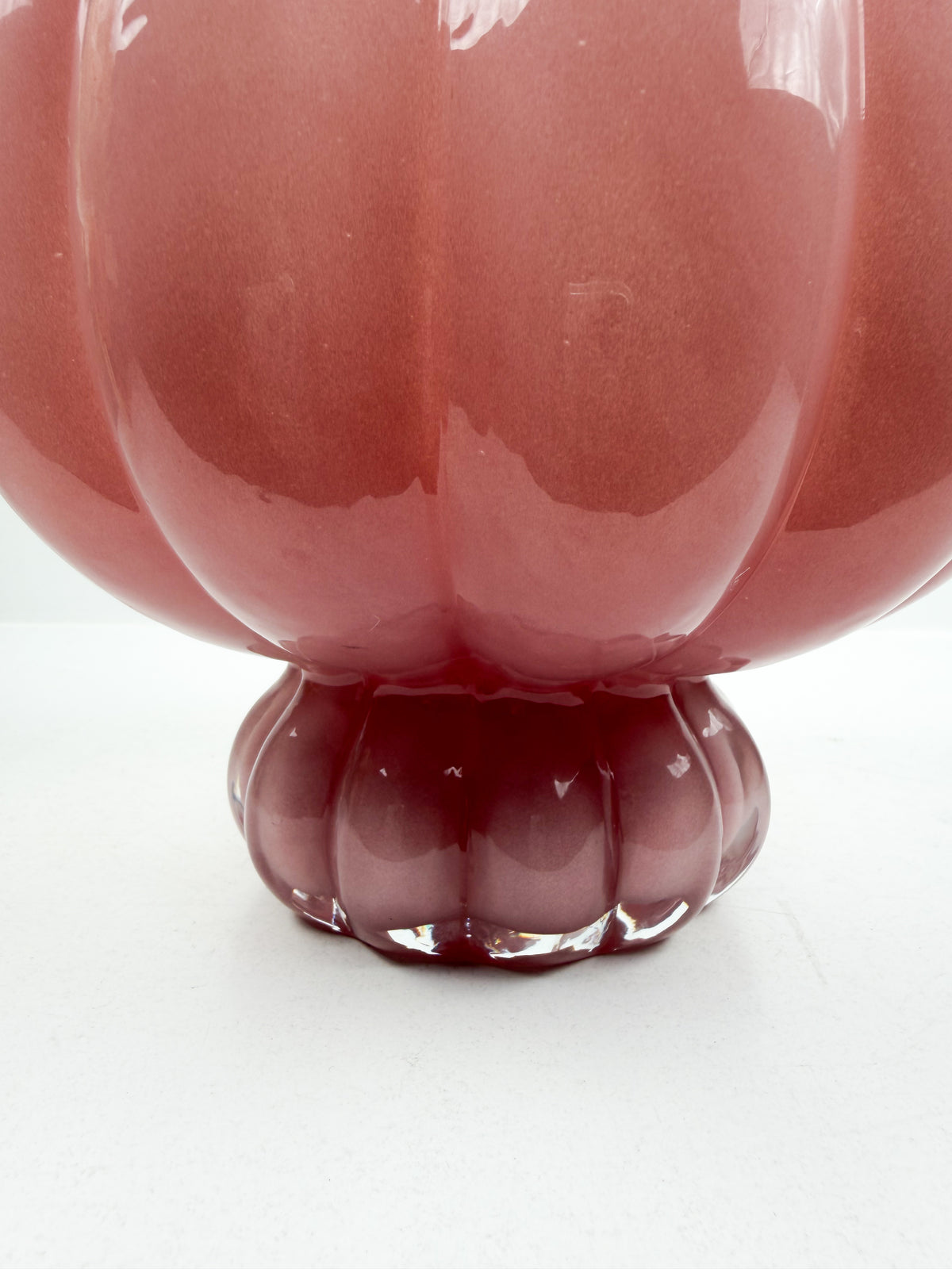 Grand vase sculpturale reflète magnifiquement la lumière.