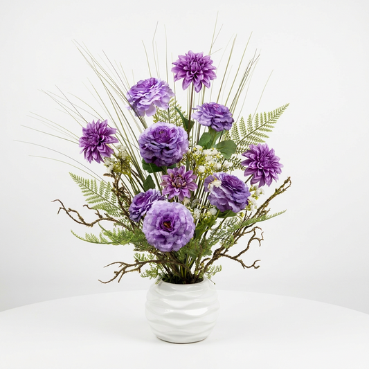 Fleurs séchées violettes délicate dans un vase en céramique aux lignes épurées.