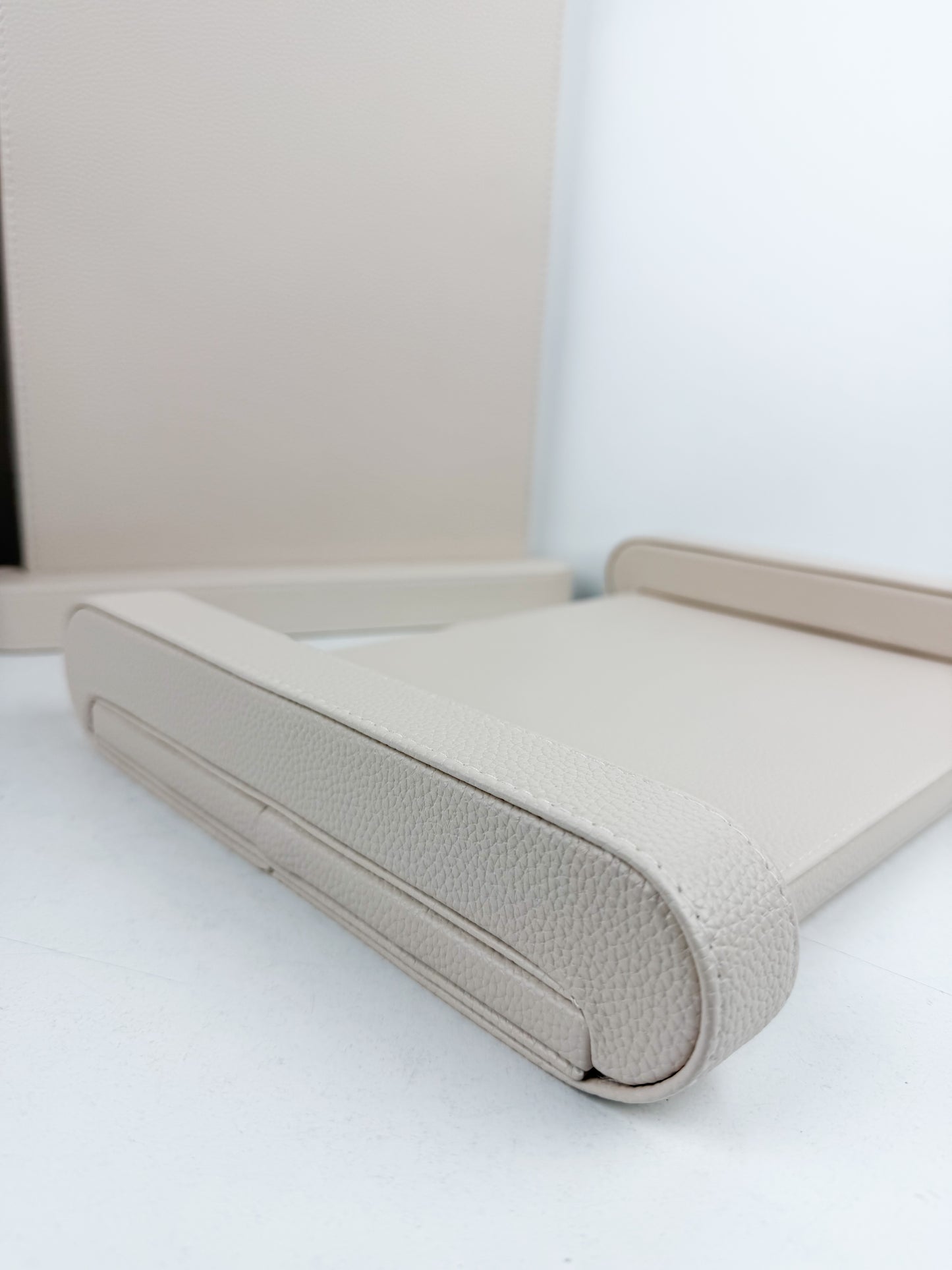 Deux plateaux de décoration intérieure en cuir beige moderne