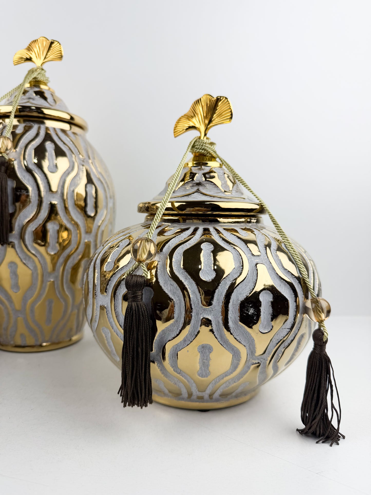 Trio de vases en céramique royale aux motifs floraux dorés