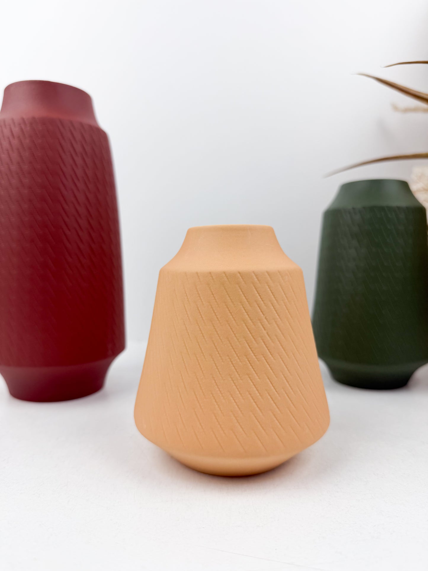 Ensemble de trois vases élégants en céramiques aux finitions mates très chic.