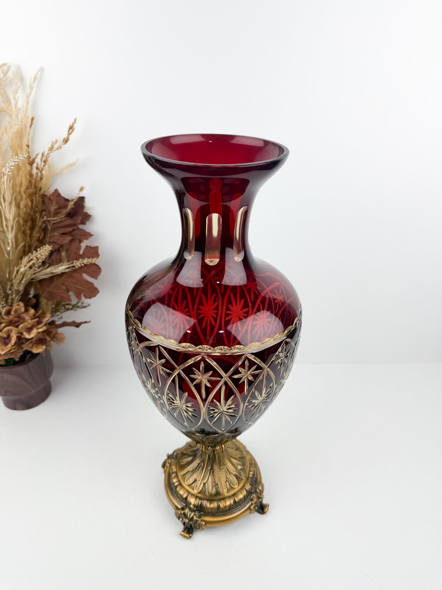 Vase traditionnel en cristal rouge rubis aux reflets profonds