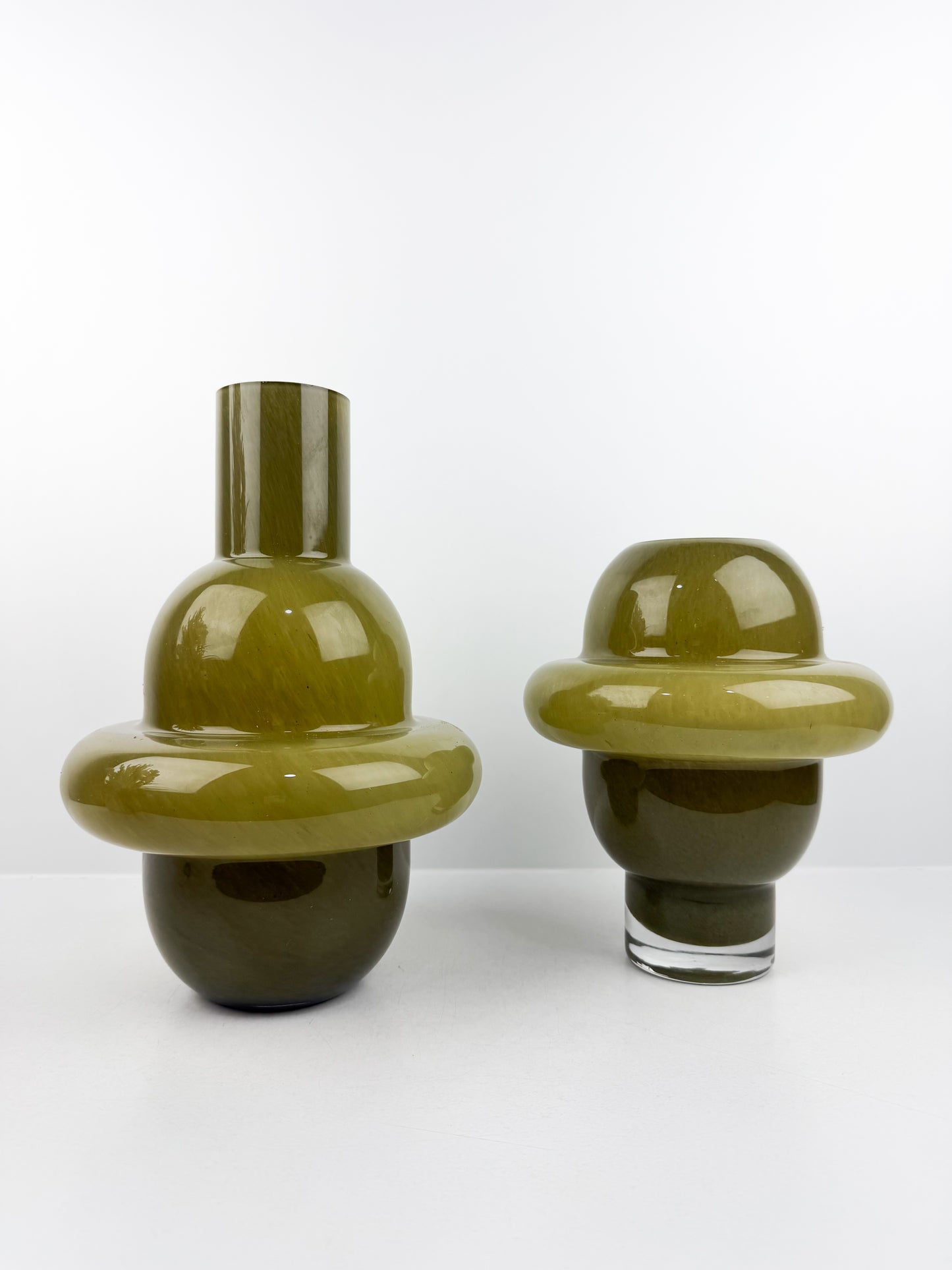 Duo de grands vases géométriques verts  en céramique de décoration moderne et épurée