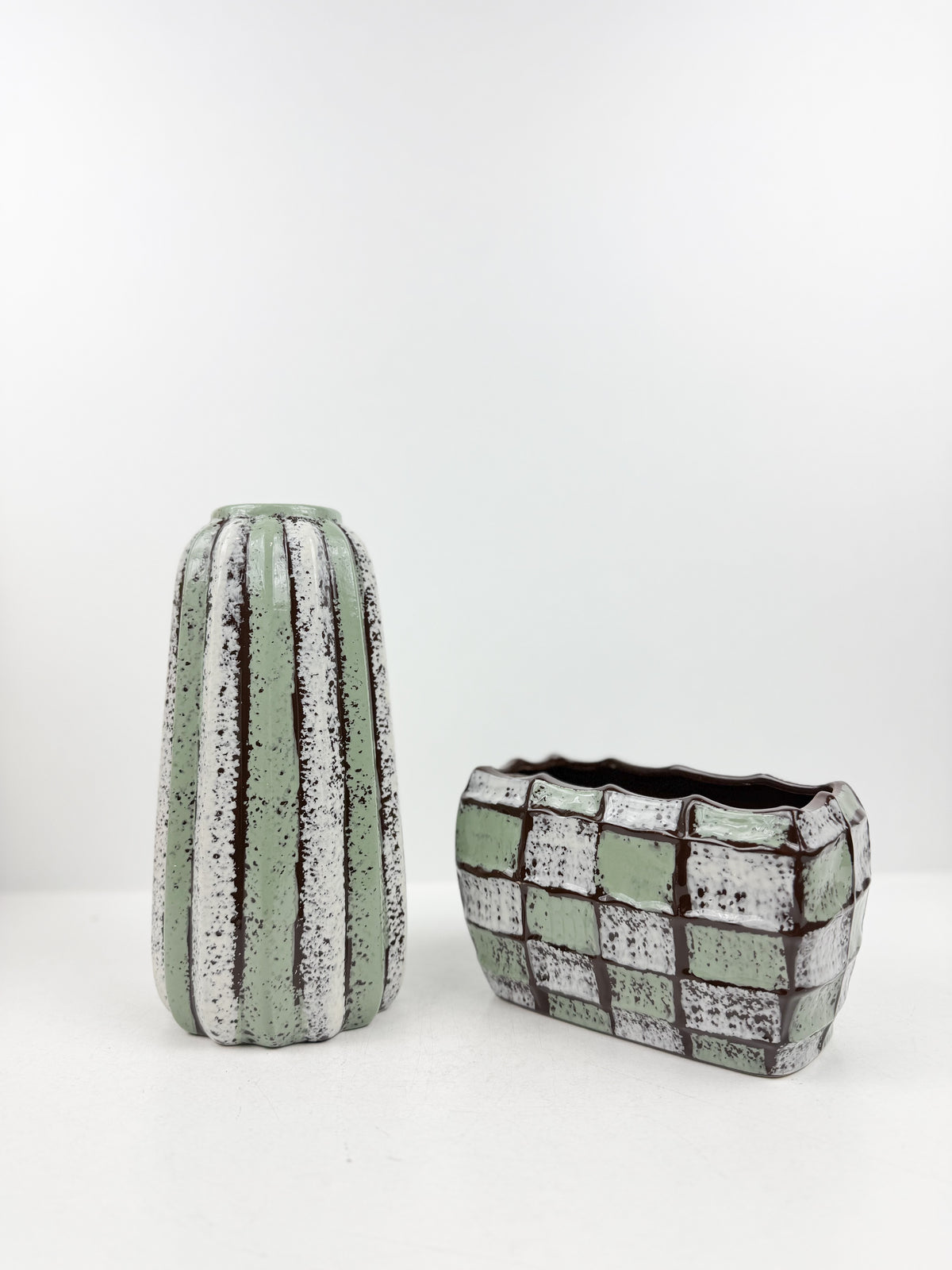 Duo de vases en céramique à motifs géométriques.