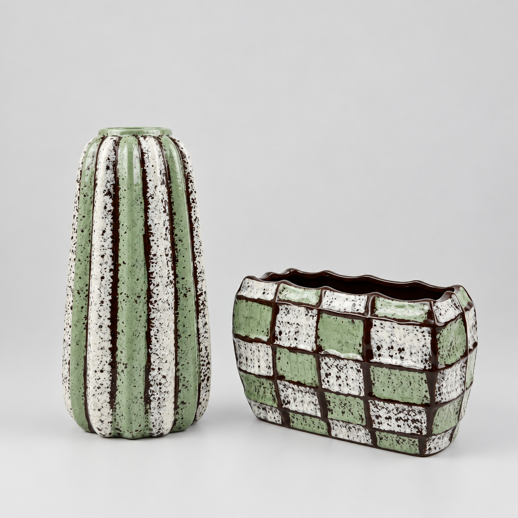 Duo de vases en céramique à motifs géométriques.