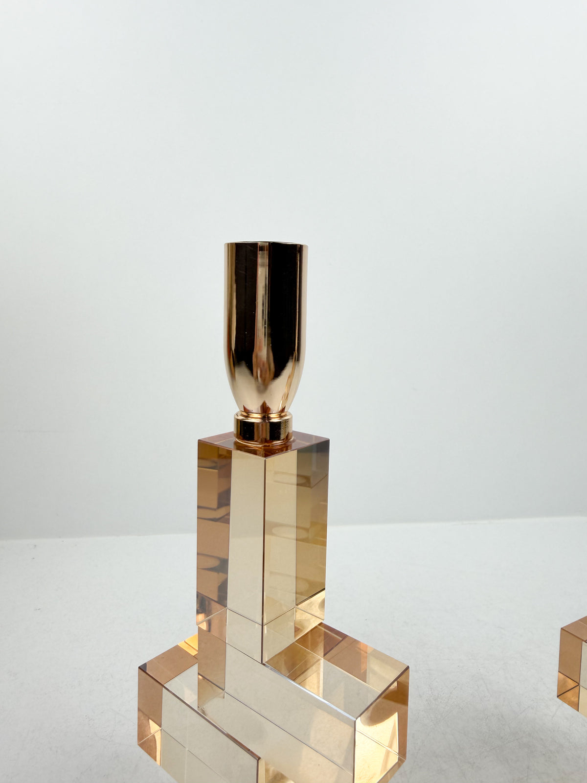 Duo de bougeoirs sculpturaux de motifs luxe cube en cristal.