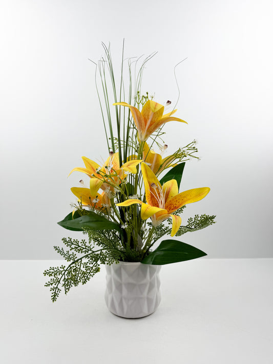 Fleurs artificielles jaunes délicates dans un élégant pot blanc en céramique de luxe.