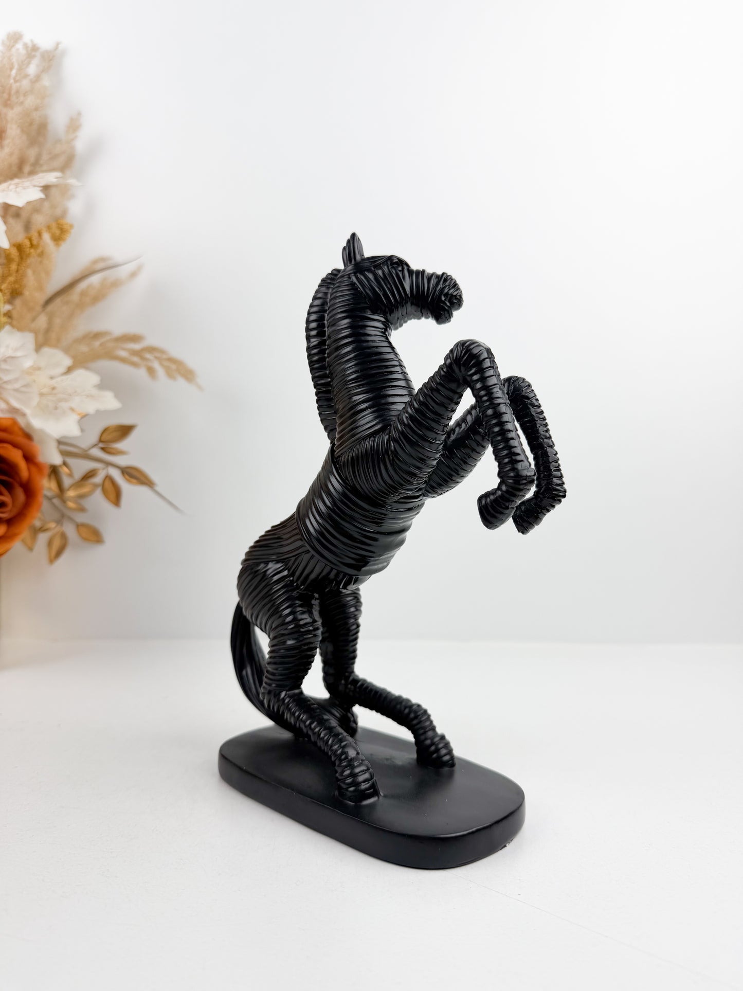 Statue de cheval noir au style moderne en résine