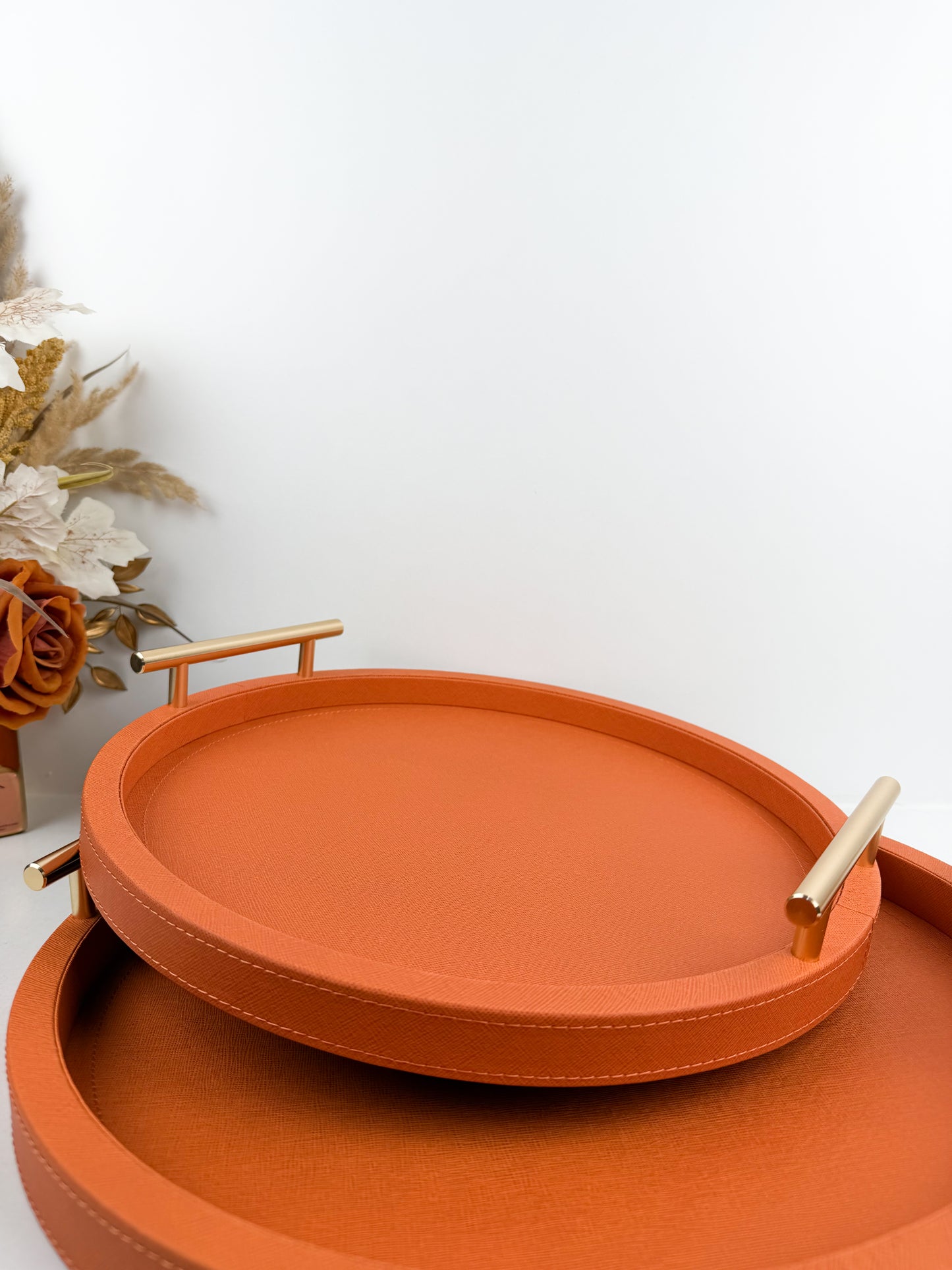 Ensemble de plateaux en cuir avec poignées en métal texturé orange
