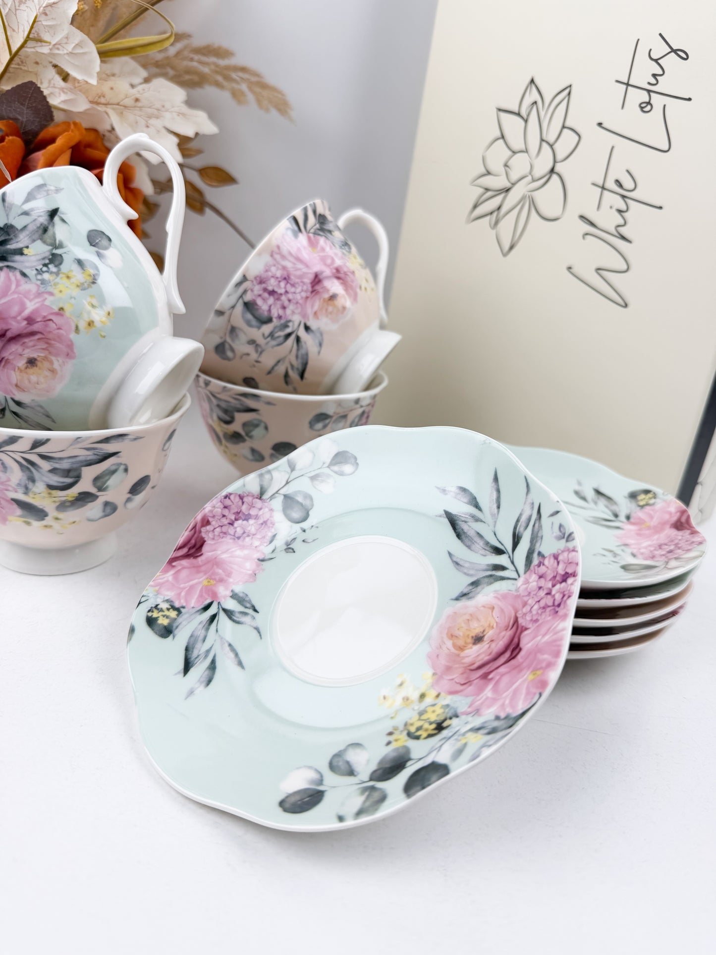 Service de six tasses et six sous-tasses à café au lait en porcelaine de luxe floral