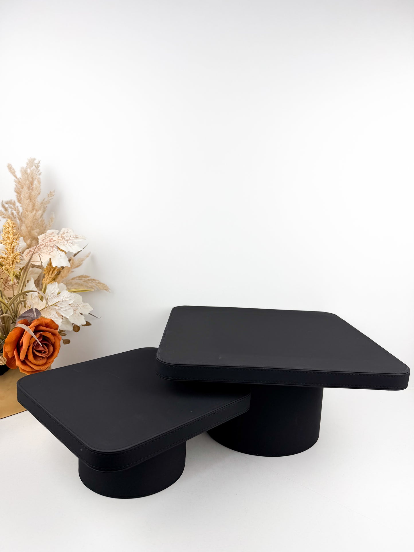 Supports décoratif de présentation en cuir noir carré
