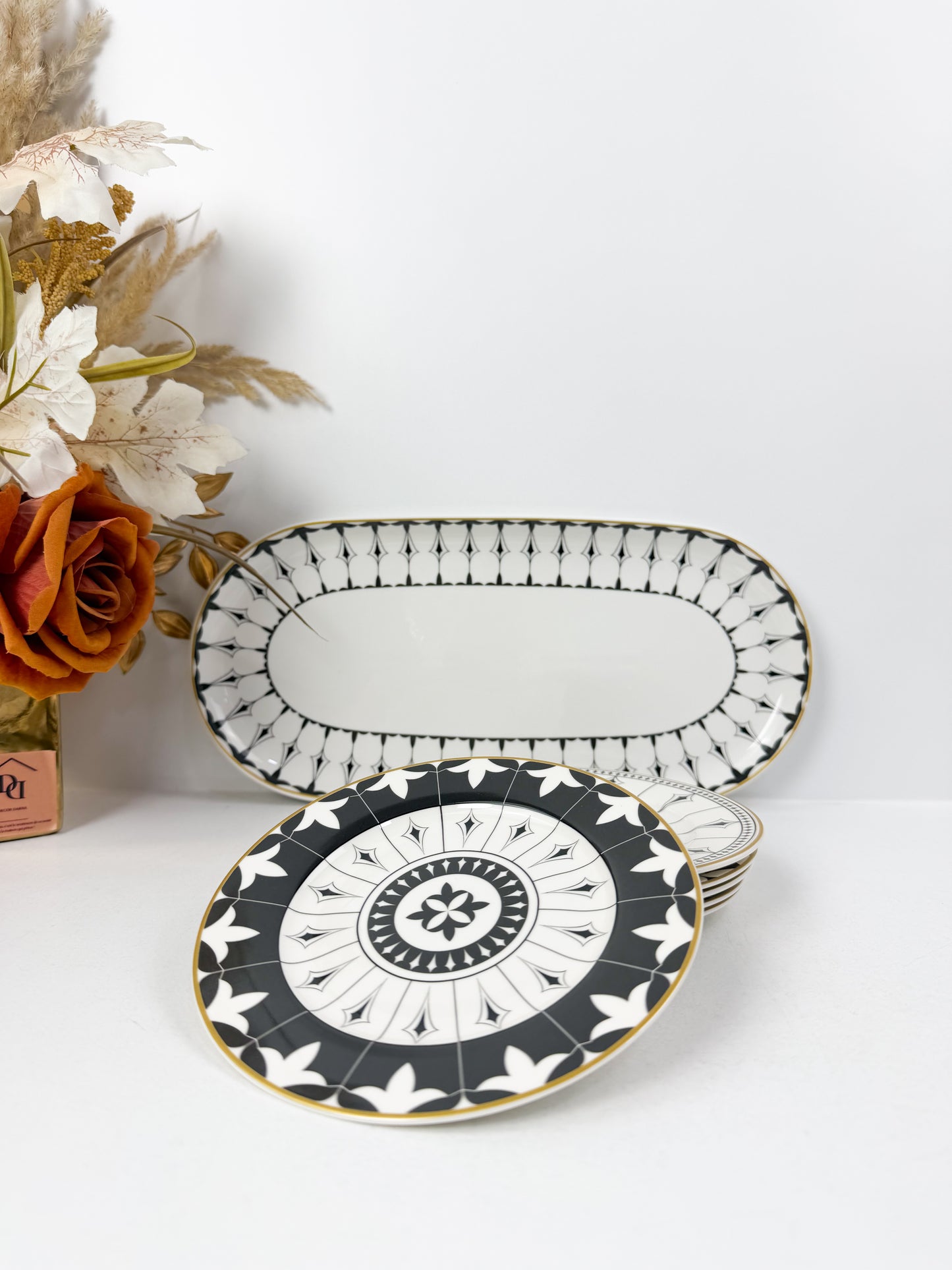 Grande assiette de service accompagnée de six assiettes assorties