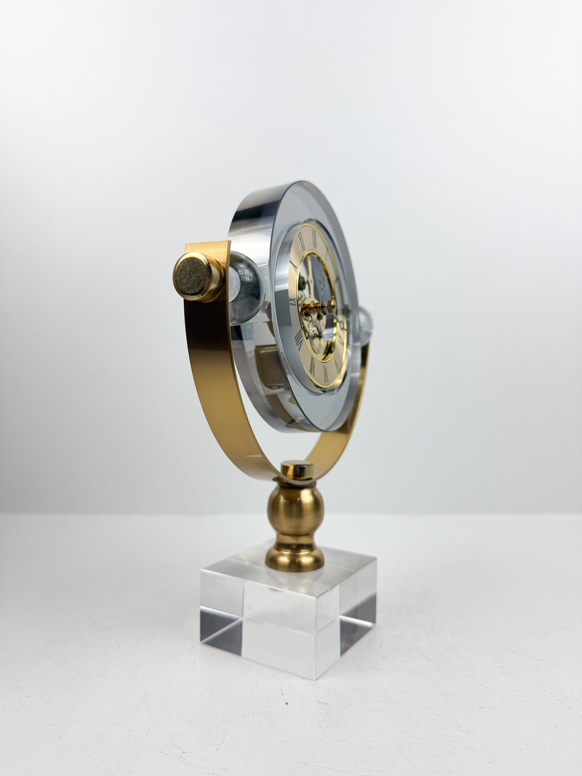 Horloge de Table en cristal métal doré élégant.