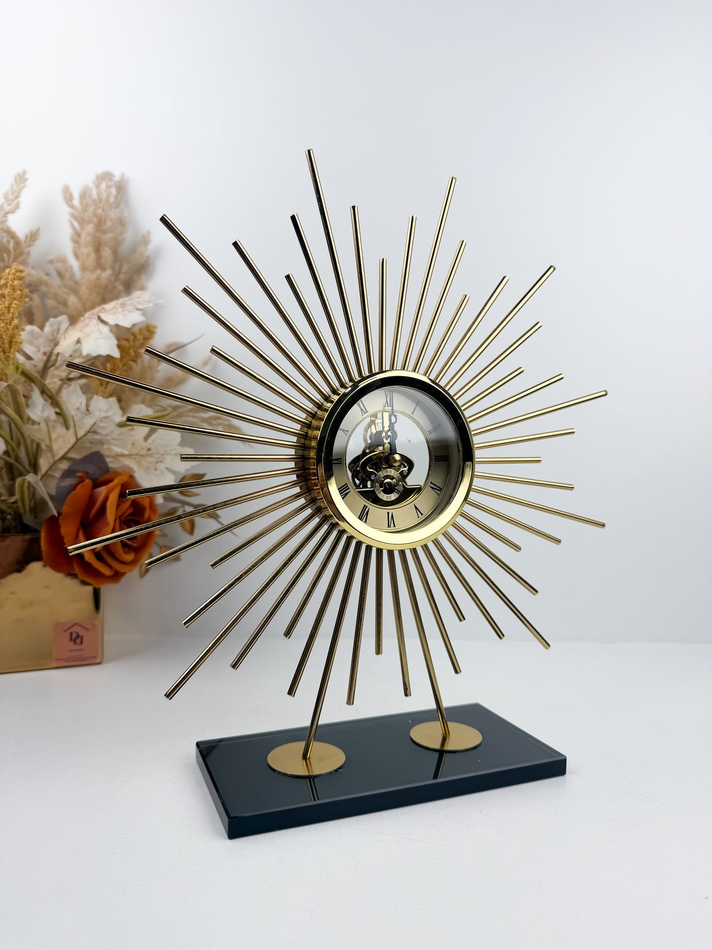 Horloge de décoration en métal  inspirée par les rayons du soleil.