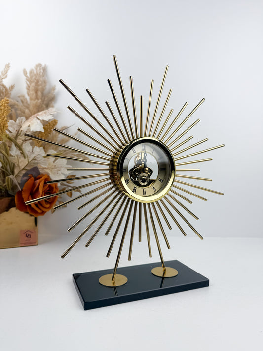 Horloge de décoration en métal  inspirée par les rayons du soleil.