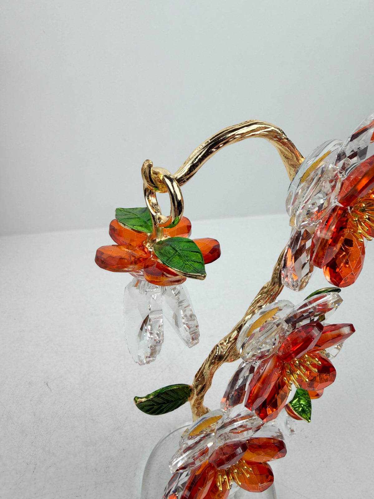 Fleur décorative en cristal en finition dorée et orange élégante.